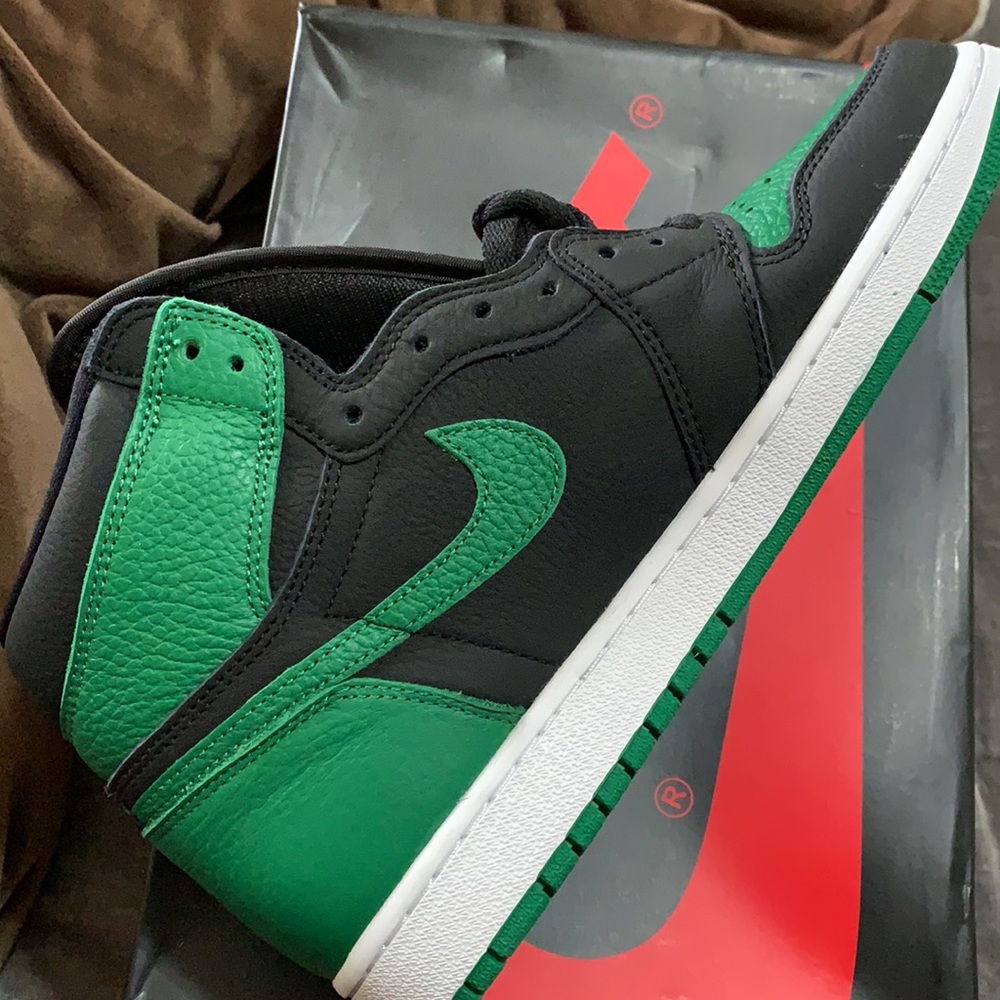 Air Jordan 1 Retro High - Picture 7 of 11